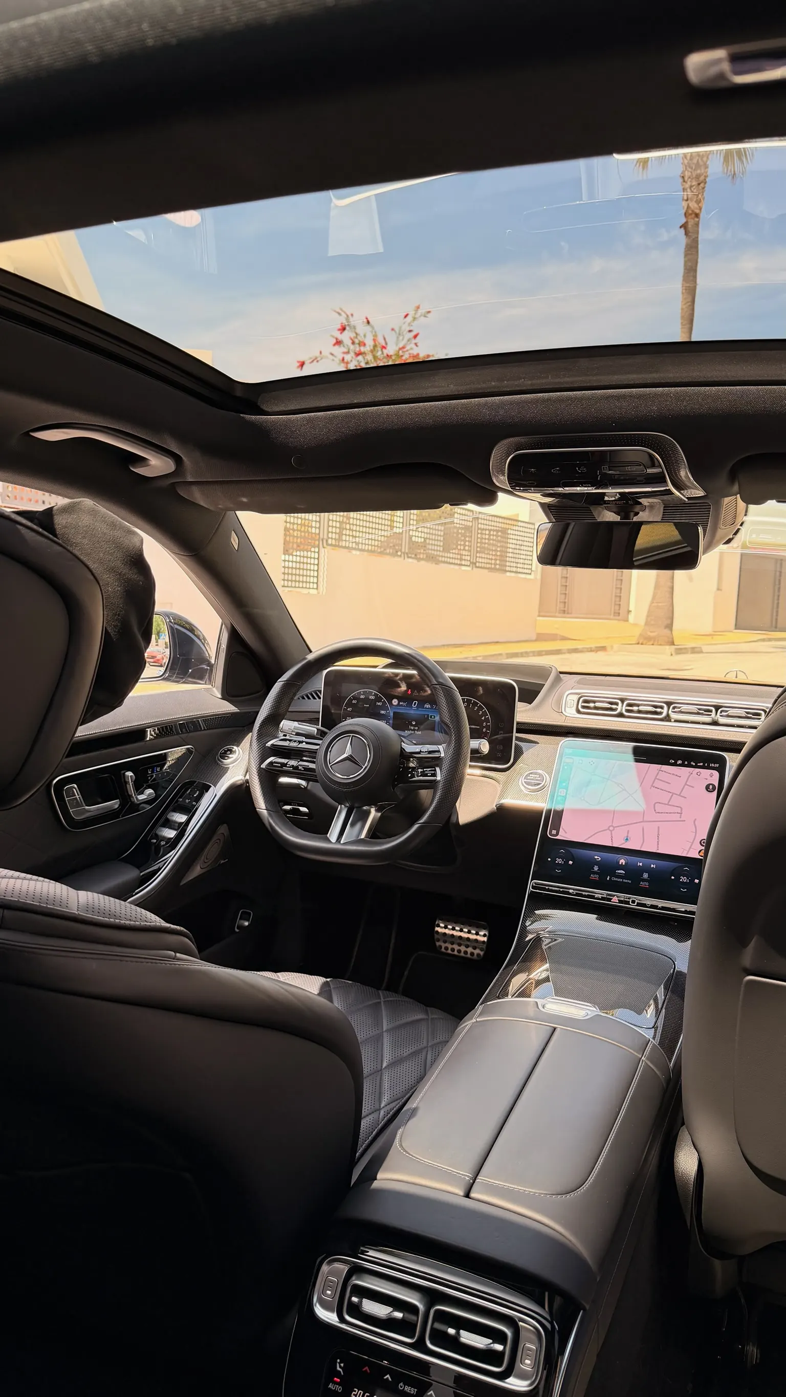 Mercedes-Benz S 580 e cockpit with capacitive steering wheel, 12.3-inch digital instrument cluster, 12.8-inch MBUX OLED central screen and Apple CarPlay