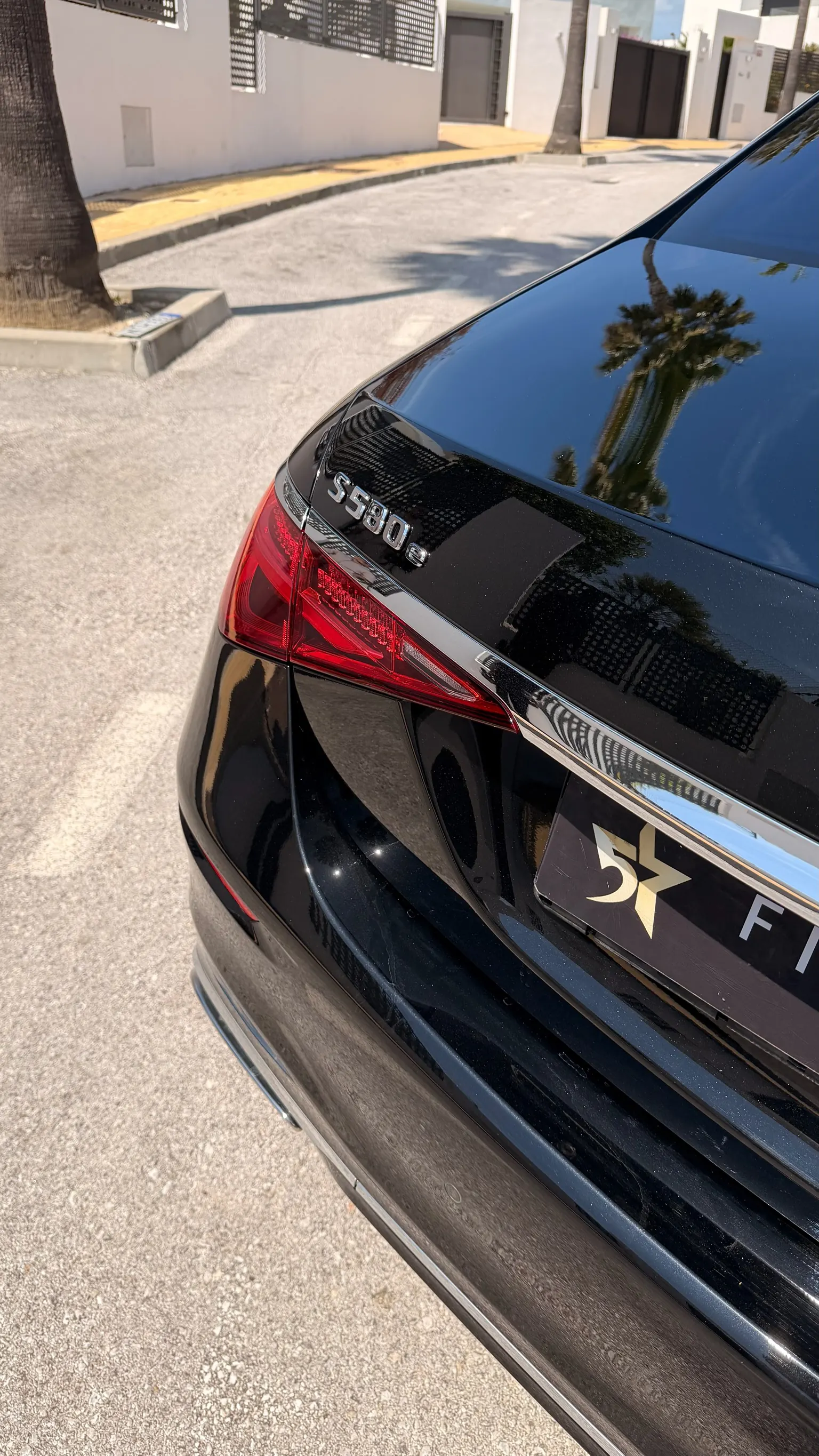 Mercedes-Benz S 580 e rear detail with chrome S580e badge confirming the plug-in hybrid powertrain and dynamic LED tail light
